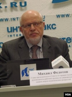 俄罗斯总统下属的人权委员会主席菲多托夫。（美国之音白桦拍摄）