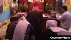 曾成杰老家灵堂。披麻戴孝者为其小女儿曾珊(右）和儿子曾贤（左）。（图片由曾珊提供）