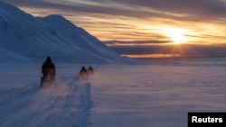 ແຟ້ມ-ບັນດານັກວິທະຍາສາດ ພາກັນຂັບລົດຈັກຫິມະ ຜ່ານຂົງເຂດອາກຕິກ ໄປຍັງ ຄົງສ໌ຈອດ (Kongsfjord) ໃນລະຫວ່າງຕາເວັນຕົກດິນ ໃກ້ກັບ ນີ-ອາເລຊັນ (Ny-Alesund), ສວາລບາດ (Svalbard), ປະເທດນໍເວ, ວັນທີ 10 ເມສາ 2023. 