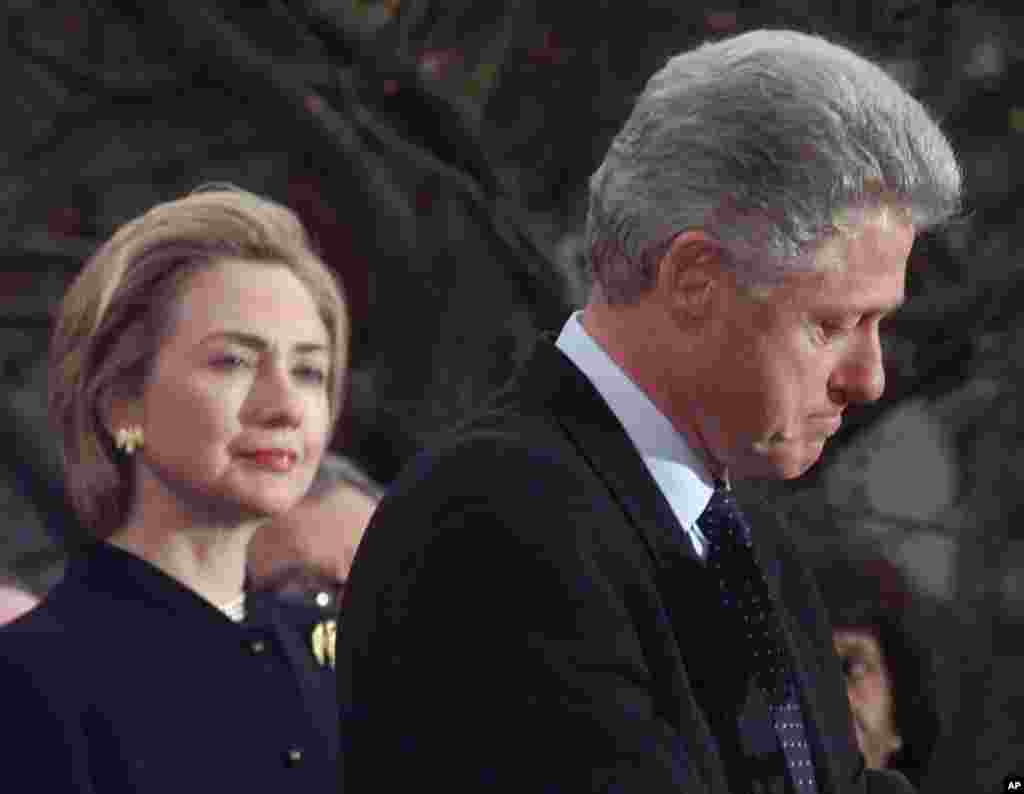 1998年12月19日，美国总统克林顿发言感谢那些反对弹劾他的民主党众议员。希拉里&middot;克林顿站在他身旁