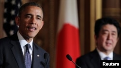 奧巴馬(左)早前訪問日本與安倍晉三(右)