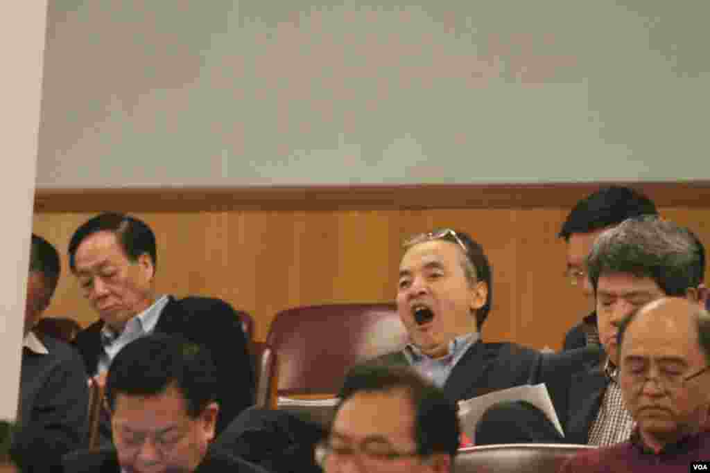 后排一名政协委员在打哈欠(美国之音叶兵，艾伦拍摄)