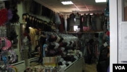 西伯利亚东部俄罗斯雅库特共和国首府雅库特市一个华人集中的市场中的华商店铺。当地华商说，同莫斯科相比，他们的经营很平静。(2011年8月美国之音白桦)
