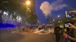 香港警方星期六發射催淚彈驅趕示威人群