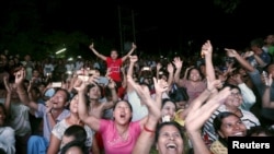 全国民主联盟党的领导人昂山素季在全国民主联盟的总部外欢呼选举的部分结果（2015年11月8日）