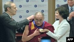 达赖喇嘛接受全国民主基金会颁奖