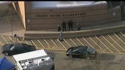 奧巴馬赴康州安撫受槍擊案震撼的小鎮居民