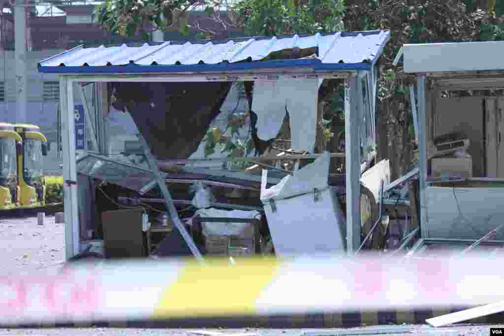 天津爆炸事故現場，核心爆炸區週圍多座居民樓窗戶被震碎，高速公路橋樑受損，多輛大貨車被炸翻，小汽車起火或被砸，多名當地居民仍逗留在事故現場。（美國之音記者東方拍攝）