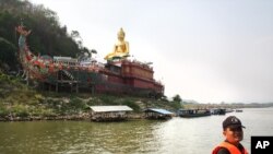 一座金佛矗立在地处金三角地区泰国的一侧