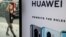 2019年4月29日行人走過英國倫敦市中心EE電信商店華為產品展台。