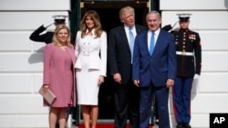 美国总统川普和第一夫人梅拉尼亚在白宫迎接到访的以色列总理内塔尼亚胡和夫人萨拉。（2017年2月15日）