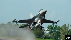 台湾的汉光军事演习里，美国制造的F-16战斗机从公路上起飞（2015年12月16日）