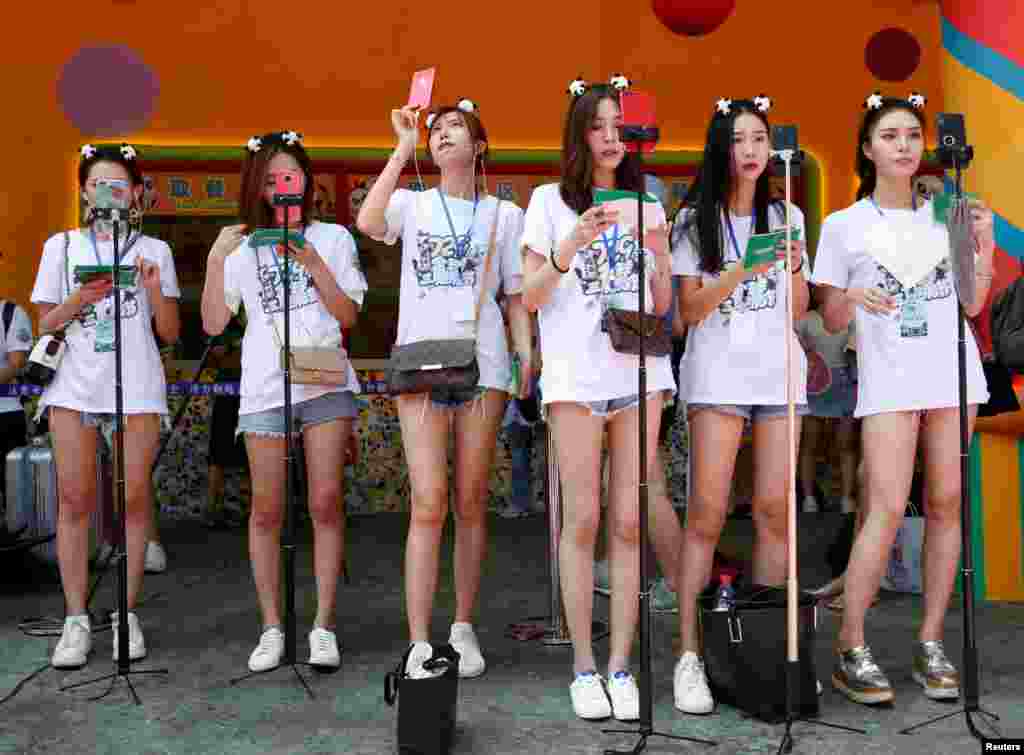 网络直播者在中国广州长隆野生动物园直播世界上唯一的大熊猫三胞胎萌萌、帅帅和酷酷的4岁生日庆生会（2018年7月29日）。《新华视点》文章说：&ldquo;随着网络直播终端从ＰＣ端走向移动端，直播开始步入全民时代。直播平台的快速发展引来资本疯狂，各类直播平台正成为投资&ldquo;风口&rdquo;。&hellip;&hellip;与此同时，网络直播中的色情、暴力、侵权等问题也随之凸显。&rdquo;