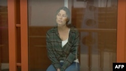 ພາບນີ້ໄດ້ມາຈາກໃບປິວ ທີ່ເປີດເຜີຍໂດຍ ໜ່ວຍງານຂ່າວຂອງສານໃນຂົງເຂດ Sverdlovsk ເມື່ອວັນທີ 20, 2024 ທີ່ສະແດງໃຫ້ເຫັນ ນາງ ຄເຊເນຍ ຄາເຣີໄລນາ (Ksenia Karelina) ນັ່ງຢູ່ໃນຫ້ອງຂັງ ຢູ່ໃນເມືອງເຢກາເທີຣິນເບີກ (Yekaterinburg).