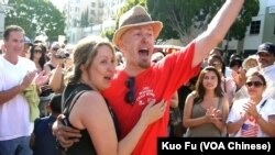 超大粉彩钻戒赢得芳心