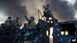 10月18日，伊拉克摩蘇爾伊斯蘭國佔據地區受到空襲後升起濃煙。