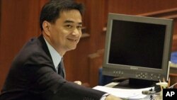 泰國總理避過不信任動議。