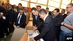 10月25日突尼斯總理馬哈地•賈馬（中）在投票中心視察。