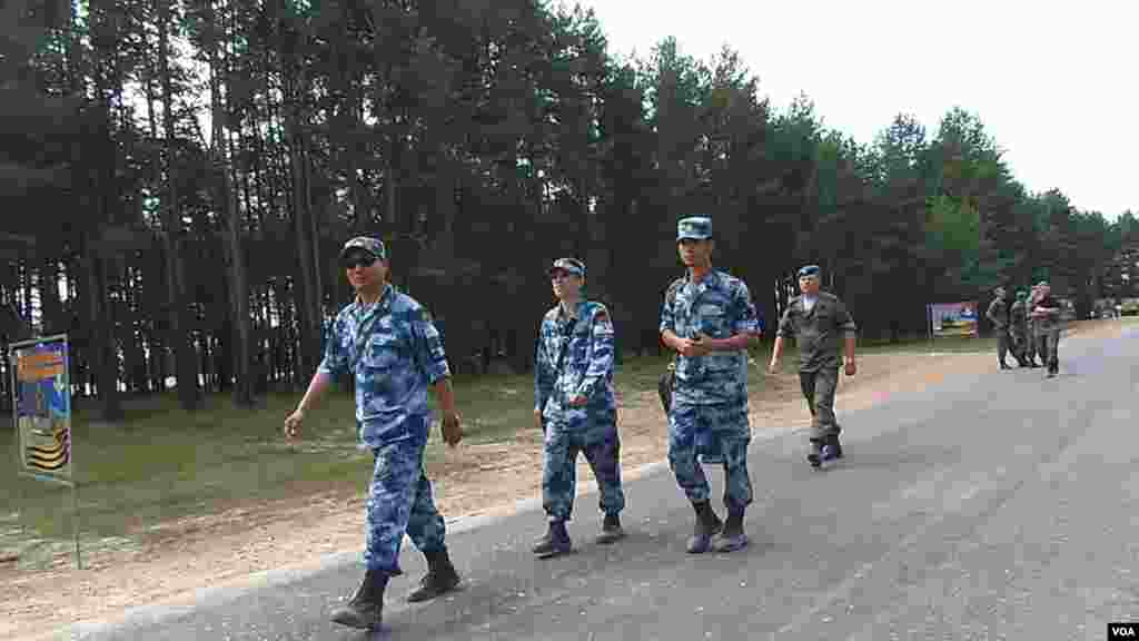中国空降兵在离莫斯科200公里远的杜波洛维奇演习场。