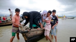 Yayin da ake taimakwa wasu 'yan kabilar Rohingya tserewa daga rikicin Myanmar a ranar 31 watan Agusan, 2017.