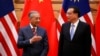 马来西亚总理马哈蒂尔（左）与中国总理李克强在北京人大会堂的签约仪式上。（2018年8月20日）