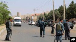 阿富汗警察在检查赫拉特省一处炸弹袭击现场。（2016年7月30日）