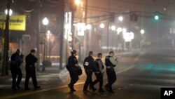 警方在兩名警察在弗格森市遭槍擊的地點調查（2015年3月12日）