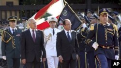 奧朗德(右二)與蘇萊曼(左二)檢閱儀仗隊