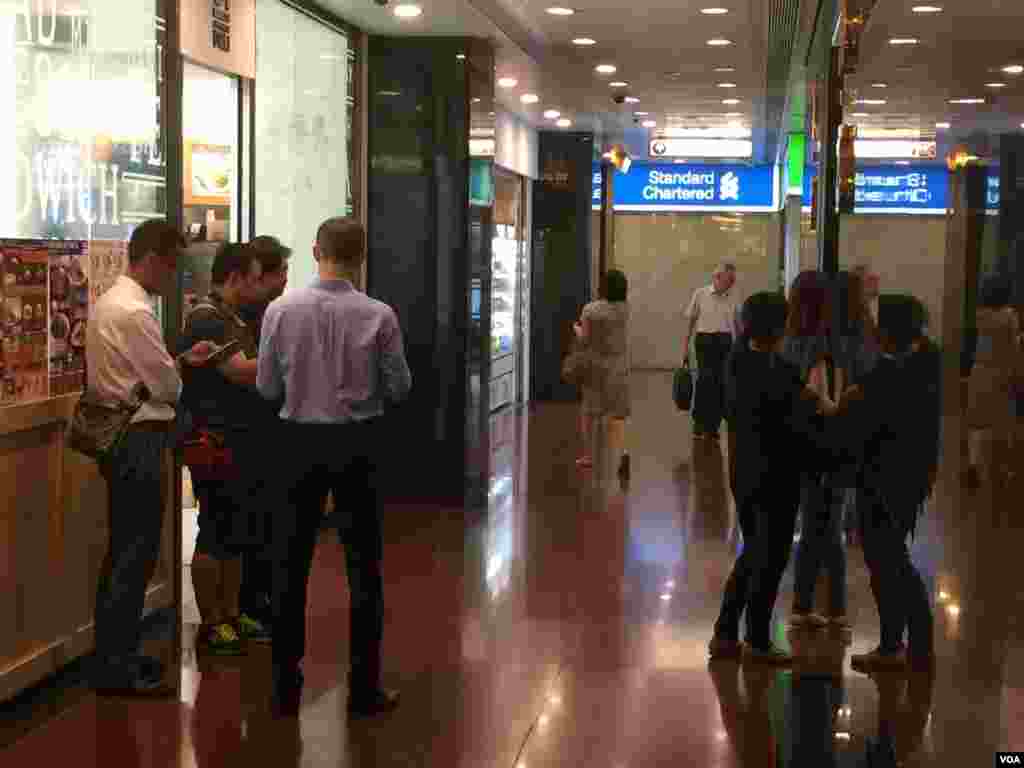  朝鲜＂脱北者＂滞留韩国驻港总领馆（美国之音海彦拍摄） 