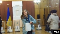 烏克蘭加入北約會引起俄羅斯激烈反應，很多烏克蘭僑民目前在俄羅斯定居。 2014年烏克蘭議會選舉時，烏克蘭僑民在莫斯科的烏克蘭大使館投票。 (美國之音白樺拍攝)