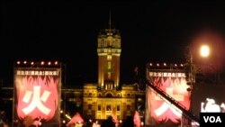 总统府前1.13呛马集会延续到晚上 (美国之音申华拍摄)