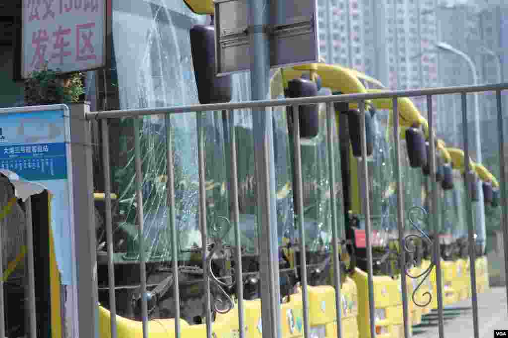 天津爆炸事故现场，核心爆炸区周围多座居民楼窗户被震碎，高速公路桥梁受损，多辆大货车被炸翻，小汽车起火或被砸，多名当地居民仍逗留在事故现场。（美国之音记者东方拍摄）