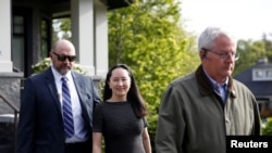 加拿大不列顛哥倫比亞省溫哥華，華為首席財務官孟晚舟在私人保安的護衛下離開她的家（2019年5月8日）。