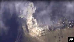 俄罗斯国防部网站提供的俄罗斯在叙利亚发动的空袭击中一个目标的照片。（2015年11月2日）