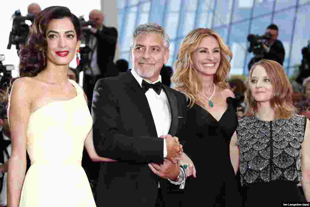 在戛纳电影节，朱莉娅&bull;罗伯茨和左侧的乔治&middot;克鲁尼，右侧的朱迪&middot;福斯特参加影片《金融怪兽》的放映式&nbsp;（2016年5月12日）。克鲁尼左侧是他妻子、人权人士 Amal Clooney