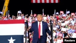 特朗普总统在北卡罗莱纳州举行竞选集会。（2020年10月21日）