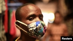 Wani mutum rufe da fuskarsa domin kariya a birnin Kigali, Rwanda ranar 17 ga watan Maris, 2020. REUTERS/Maggie Andresen
