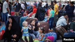 巴勒斯坦人等候从拉法过境点往返埃及