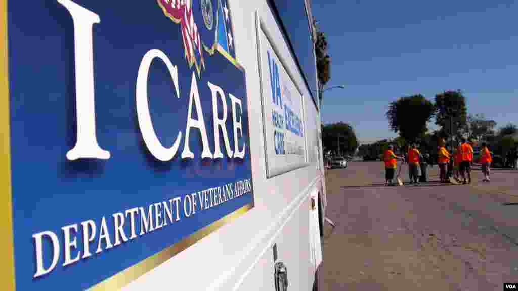 为退伍军人提供医疗的巴士到场（美国之音国符拍摄）