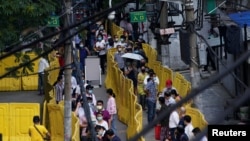 中國武漢居民排隊等待做核酸測試。（2020年5月17日）