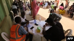 Wasu jami'an da ke gudanar da aikin gwajin cutar Coronavirus a birnin Abuja.