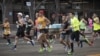 参加洛杉矶马拉松的选手们在奔跑。（2020年3月8日）