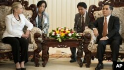 美國國務卿希拉里.克林頓，7月11日在老撾首都萬象總理辦公室與總理塔馬馮會面。