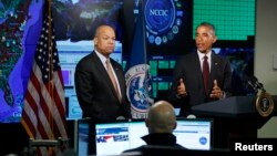 美國總統奧巴馬（右）和國土安全部部長約翰遜（左）。