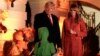 Shugaban Amurka Donald Trump da uwargidansa Melania Trump sun gaisa da yara sanye da kayan ado mai ban tsoro yayin bikin Halloween