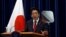 日本首相安倍晋三在东京官邸召开的一次记者会上。（2015年10月6日）