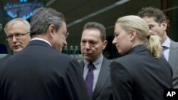 Những người ủng hộ ứng viên tổng thống Afghanistan Abdullah Abdullah đến cuộc vận động bầu cử ở Charikar . Cuộc bầu cử ngày 5 tháng 4 của Afghanistan là cuộc bầu cử tổng thống thứ ba, với 11 ứng cử viên ra tranh cử, kể từ khi Taliban sụp đổ.