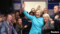 美国民主党总统候选人希拉里·克林顿在西雅图的竞选办公室里迎接支持者（2016年10月14日）