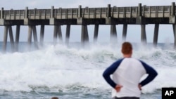 2018年5月28日，隨著副熱帶風暴的臨近，佛羅里達州彭薩科拉居民在觀看洶湧海浪。