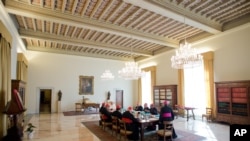 教皇方济各与八位枢机主教在梵蒂冈开会